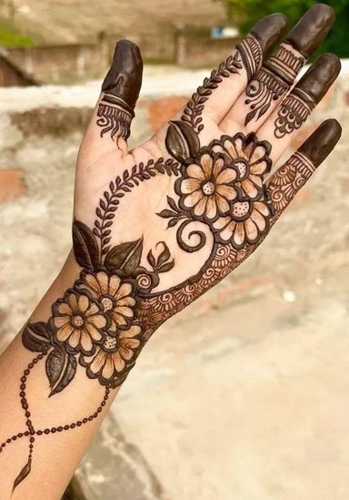 Simple and classy henna