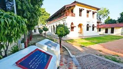 Sabarmati Ashram Redevelopment: महात्मा गांधी के परपोते तुषार गांधी की याचिका खारिज, सुप्रीम कोर्ट बोला – विकास से बढ़ेगा गांधी विचार