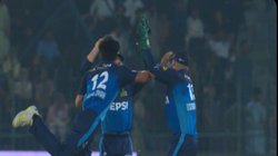 रिजवान के विकेटकीपर को उनके गेंदबाज ने सेलीब्रेशन के दौरान सिर पर मारा हाथ; मैदान पर गिर गया खिलाड़ी, हो गई हालत खराब