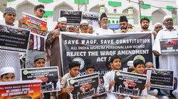 Maharashtra News: महाराष्ट्र में नगर निगम ने तोड़ दी दरगाह, मुस्लिम समुदाय ने कहा- वक्फ की जमीन पर बनी थी, जानिए क्या है पूरा मामला?
