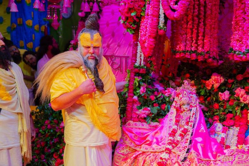 Whose Aarti should be performed