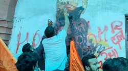 Ghaziabad News: गाजियाबाद स्टेशन पर औरंगजेब को लेकर बवाल, मुगल शासक की पेंटिंग पर पोती कालिख