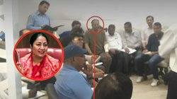 Delhi News: CM रेखा के ‘पतिदेव’ ले रहे थे PWD अफसरों की मीटिंग? AAP ने काटा बवाल; आतिशी के तीखे सवाल