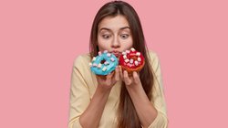 डायबिटीज मरीज हैं और शुगर खाने की क्रेविंग ज्यादा होती है तो इस तरह करें मीठे का सेवन, एक्सपर्ट ने बताया तरीका