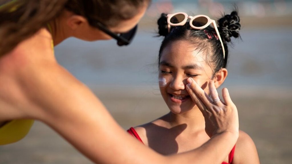 Heatwave Safety Tips, summer health tips, children hydration, elderly care, water intake, heatwave precautions, summer drinks,