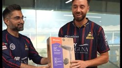 PSL: इंग्लैंड के वर्ल्ड चैंपियन खिलाड़ी को शतक लगाने पर मिला हेयर ड्रायर, लोग बोले- कोई गंजा खिलाड़ी होता तो?