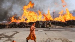 Prayagraj News: जिसने बसाया था महाकुंभ… उन लल्लू जी के गोदाम में भीषण आग; मदद के लिए पहुंची सेना