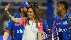 मंदिर में फैन ने हाथ जोड़कर नीता अंबानी से की रोहित शर्मा को कप्तान बनाने की मांग, VIDEO में देखें मिला क्या जवाब