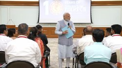 ‘वित्त मंत्री मेरे बगल में बैठे हैं, डरो मत इनकम टैक्स वाला नहीं आएगा…’ मुद्रा योजना लाभार्थी से बोले PM मोदी