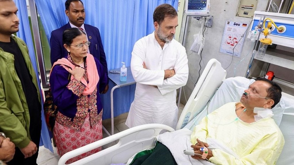 पहलगाम हमले के पीड़ितों से राहुल गांधी की मुलाकात (Source- ANI)