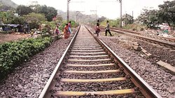 झगड़े के बाद घर छोड़ चला गया शख्स, वीडियो कॉल कर परिजनों को दिखाया रेलवे ट्रैक, बचाने पहुंचे बेटी और भाई भी संग…