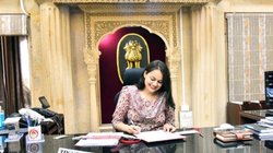 Tina Dabi News: सामने बैठी थीं कलेक्टर टीना डाबी, फरियादी ने थमा दिया शिकायतों का 3 फीट लंबा कागज