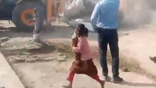 viral girl| viral video| UP demolition