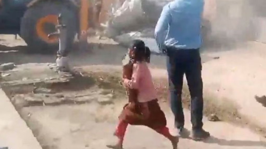 viral girl| viral video| UP demolition