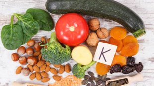 Benefits of vitamin K, symptoms of vitamin K, vitamin K deficiency, what happens with vitamin K, why vitamin K is important, what does vitamin K do