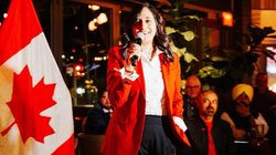 Anita Anand: कौन हैं अनीता आनंद? बनीं कनाडा की पहली हिंदू विदेश मंत्री, गीता पर हाथ रखकर ली शपथ