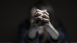 पेड़ से लटका मिला महिला कांस्टेबल का शव, पति के खिलाफ आत्महत्या के लिए उकसाने का मामला दर्ज