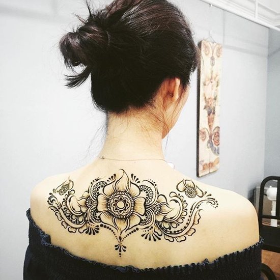 Backless Outfit Mehendi Ideas