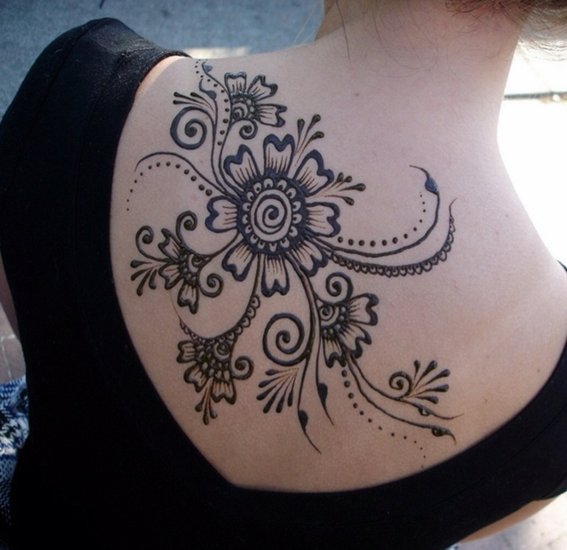 Best Mehendi for Backless Dresses