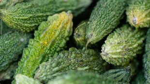 Bitter Gourd Bad Combination, Bitter Gourd, Bitter Gourd Bad Food Combination, side effects of karela, Avoid these 4 foods with karela, Vegetable combination with karela