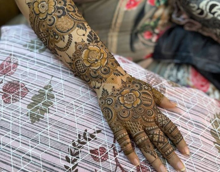 Stylish mehandi design for sister-in-law