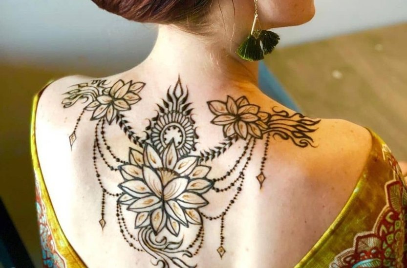 Glamorous Mehendi Designs for Shoulders