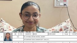 बोर्ड परीक्षा देते समय पिता की हुई मौत, बेटी ने दर्द में दिया पेपर, 12वीं में 97% लाकर बनी टॉपर, कहां- मां का सपना करूंगी पूरा