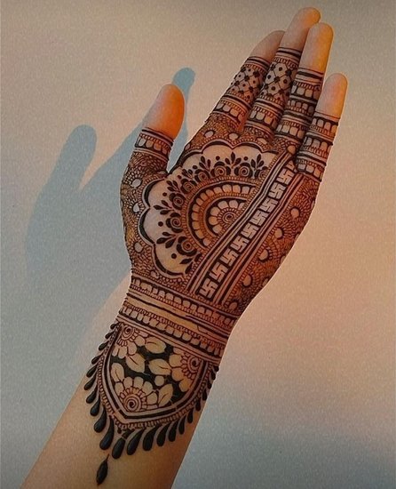 How to apply simple mehndi for Vat Savitri