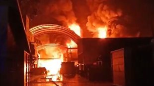 Huge fire in Badaun mentha factory, Badaun mentha factory fire, Badaun mentha factory Rescue work
