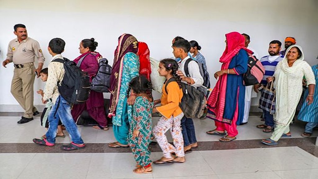 Muslim scholar Mufti Sageer Ahmad, displaced border residents, Madrassa Markaz-ul-Maarif at Bathindi, Jammu shelling, Mosque shelter, Pakistani firing