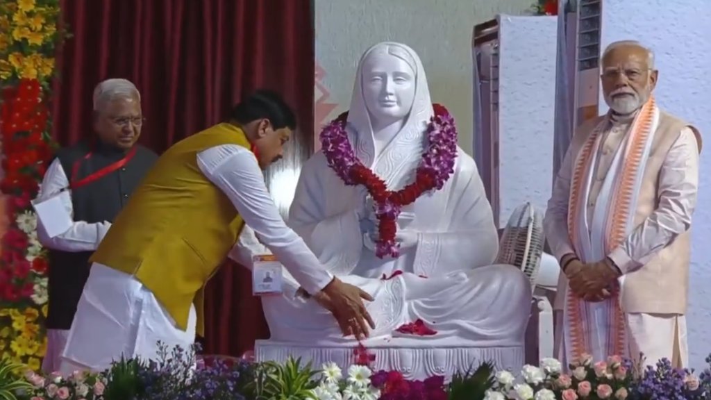 भोपाल में अहिल्याबाई होल्कर की 300वीं जयंती के अवसर पर माल्यार्पण करते पीएम मोदी। (Photo- https://x.com/DrMohanYadav51)