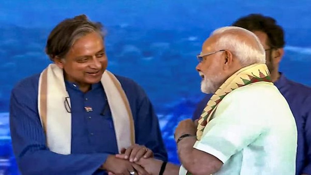 प्रधानमंत्री नरेंद्र मोदी और कांग्रेस सांसद शशि थरूर तिरुवनंतपुरम में विझिनजाम अंतर्राष्ट्रीय बंदरगाह के उद्घाटन के दौरान। (पीएमओ द्वारा पीटीआई फोटो)