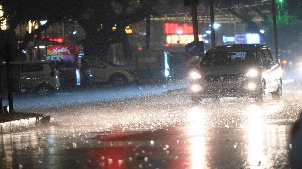 दिल्ली में शुक्रवार की सुबह तेज हवाओं के चलने के साथ भारी बारिश हुई। (Express photo by Abhinav Saha)
