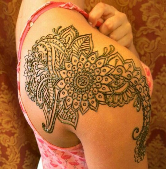 Unique Mehendi Designs for Backless Dresses