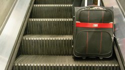 स्कूल के पास पड़ा था बड़ा सा सूटकेस, शक हुआ तो लोगों ने बुलाई पुलिस, बक्सा खुलते ही मच गई खलबली