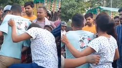 कानपुर : गर्लफ्रेंड संग चाउमीन खा रहा था युवक, माता-पिता ने देखा तो जमकर की पिटाई, अब Video हो रहा Viral