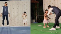 बिटिया संग डांस करते वक्त स्टेप भूल गए पापा फिर नाराज बच्ची ने स्टेज पर जो किया वो देख हंस पड़ी इंटरनेट की जनता, Viral Video