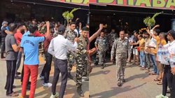 ढाबे पर खाने का इंतजार कर रहे थे जवान, लोगों ने किया कुछ ऐसा…; Viral Video देख गर्व से चौड़ा हो जाएगा सीना