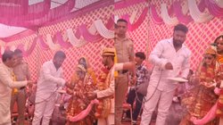 बहन की शादी में शामिल होने जेल से आया भाई, हथकड़ी लगे हाथ से करते दिखा रस्में, Viral Video देख यूजर्स बोले – ससुराल वालों में डर का माहौल