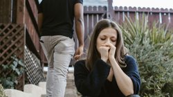 बॉयफ्रेंड संग होटल गई थी युवती, तभी प्रेमी ने फोन में देखा कुछ ऐसा कर लिया ब्रेकअप, हैरान कर रहा पूरा मामला