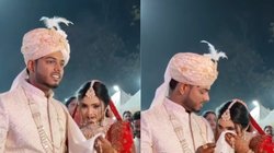 दूल्हे के शॉल में पसीना पोछने लगी दुल्हन फिर दूल्हे राजा ने जो किया वो देख यूजर्स ने कहा – इतने में तो मौसी-बुआ लोग…