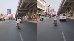 बाइक चला रहे पति को चप्पल से पीटते दिखी पीछे बैठी पत्नी, Viral Video देख भड़के यूजर्स, कहा – इस औरत को जल्दी…