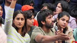 लश्कर, सरदार, सरकार, गवर्नर तुम्हारे, झूठ को सच लिख दो अखबार तुम्हारा, हम कहां शिकायत करें; विनेश फोगाट ने साधा बृजभूषण सिंह पर निशाना