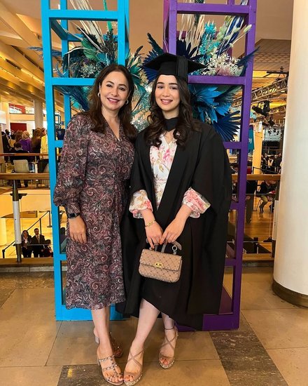 Who is more educated Sara or Siddhant
