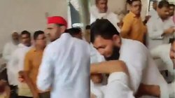 समीक्षा बैठक में हिस्सा लेने आई सपाई आपस में भिड़े, जमकर चले लात – घूसे, वीडियो हो रहा वायरल