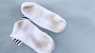 clean dirty white socks, how to make socks white