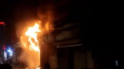 दिल्ली में सरोजनी नगर की एक दुकान में लगी भीषण आग, आनन-फानन में भागे लोग