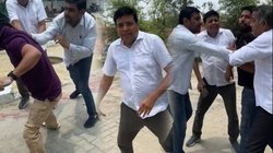 यूपी में लेखपाल की शिकायत करने पर किसानों को दौड़ा-दौड़ाकर पीटा, वीडियो सोशल मीडिया पर वायरल