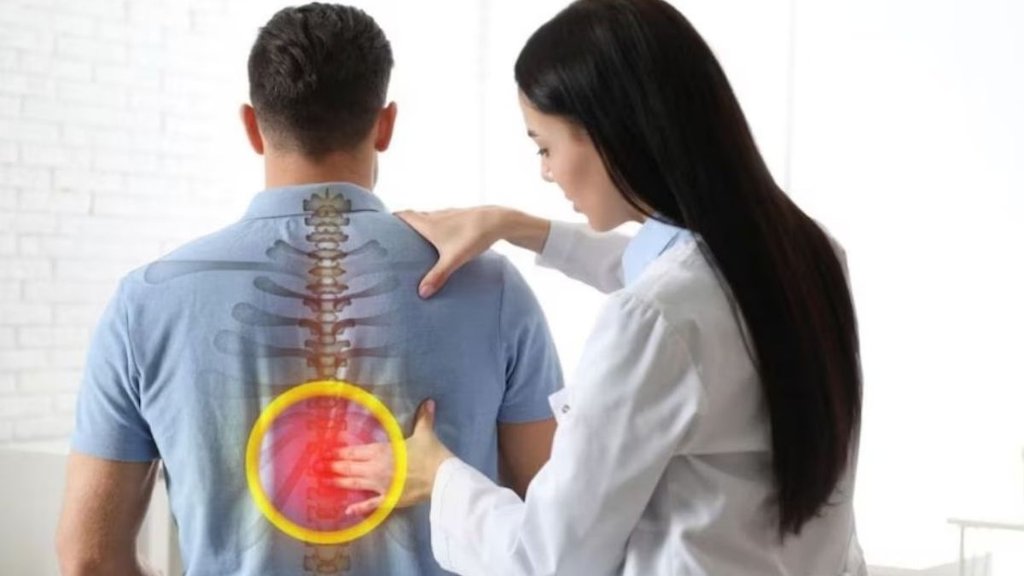kamar dard, kamar dard se kaise rahat paye, kamar dard ka karan, kamar dard kyu hota hai, bad posture, spine problems
