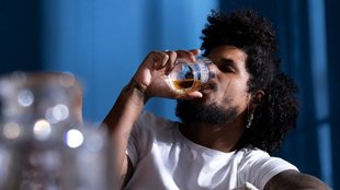 Karnataka Man Dies Of Alcohol Consumption, Karnataka Man Drinks To Death, man 21 dies after drinking 5 bottles of neat liquor